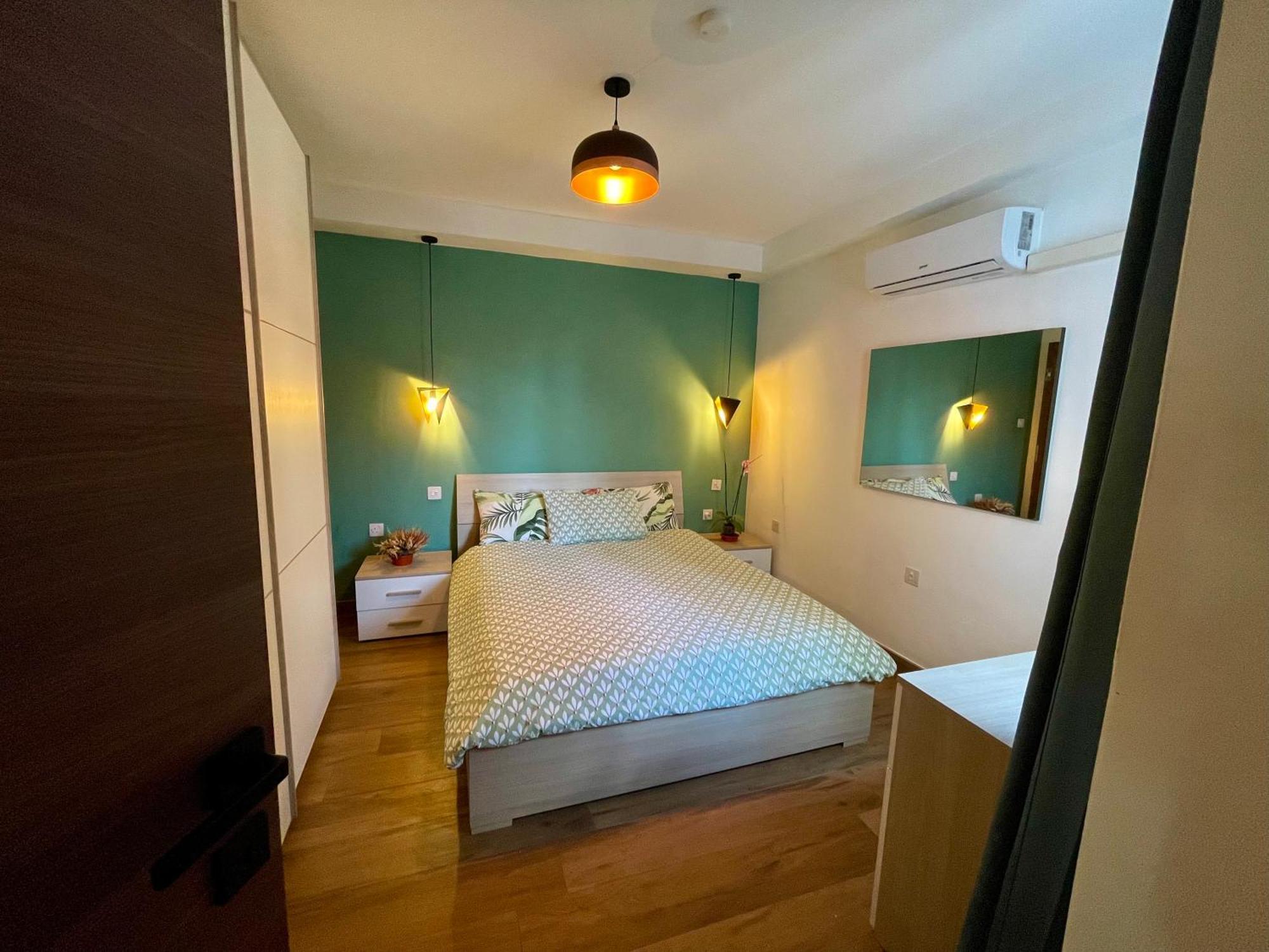 Airport Bedroom With Your Own Private Bathroom Self Check In And Self Check Out Air-condition Included Privatunterkunft